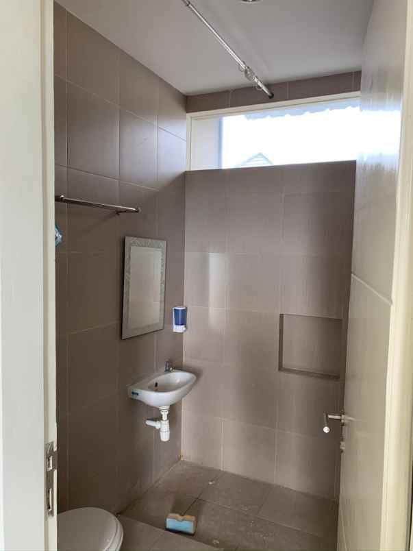 dijual rumah sambiroto