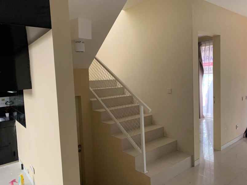 dijual rumah sambiroto