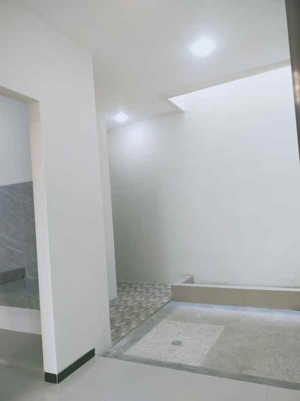 dijual rumah semampir