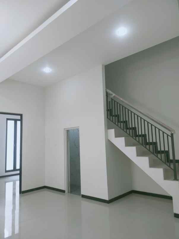 dijual rumah semampir