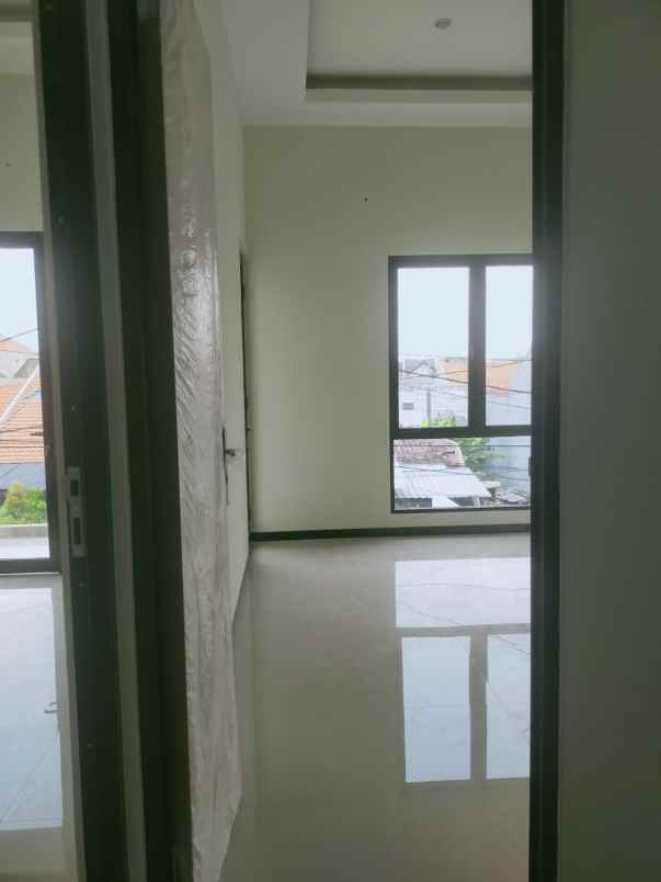 dijual rumah semampir