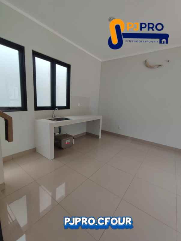 dijual rumah summarecon crown gading