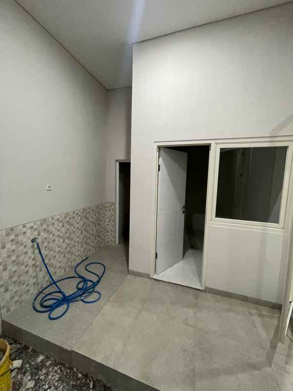 dijual rumah sutorejo prima