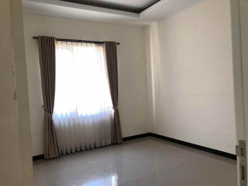 dijual rumah taman kopo indah 5