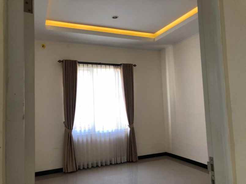 dijual rumah taman kopo indah 5