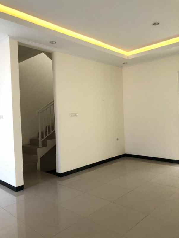 dijual rumah taman kopo indah 5