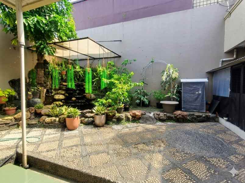 dijual rumah taman modern