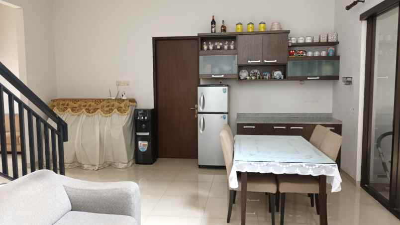 dijual rumah tenggilis