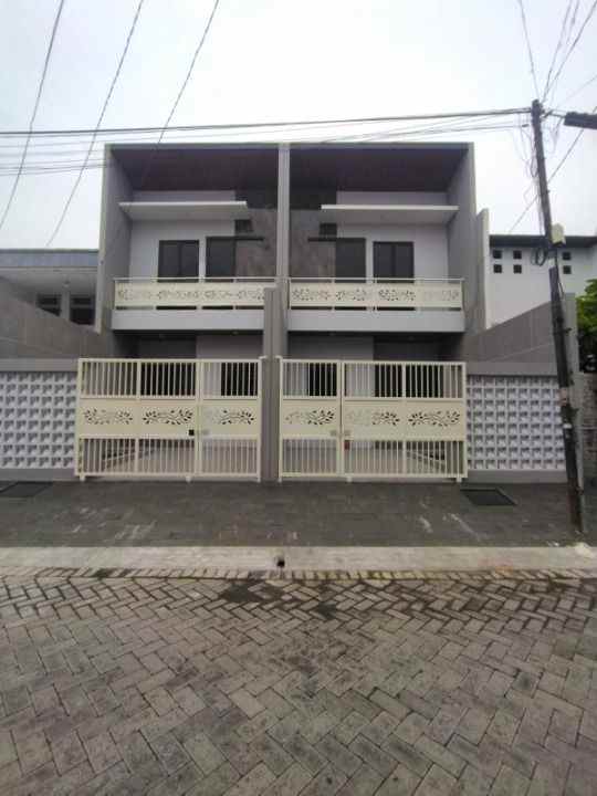 dijual rumah tenggilis mejoyo