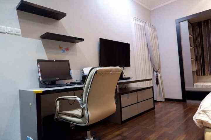 dijual rumah tenggilis utara