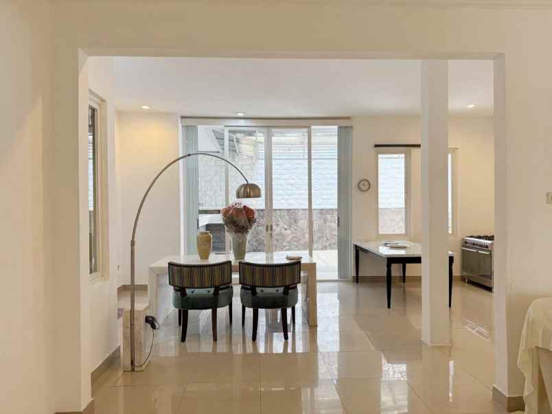 dijual rumah wiguna tengah