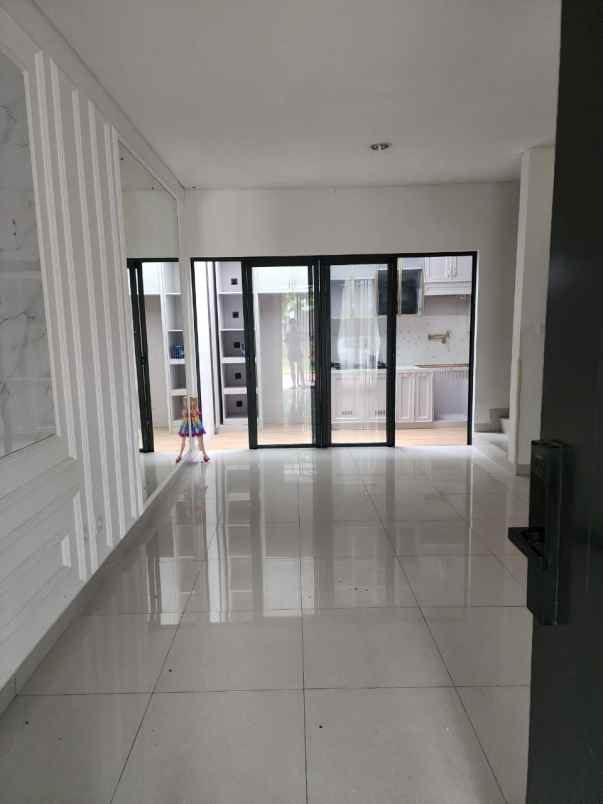 dijual rumah wisteria