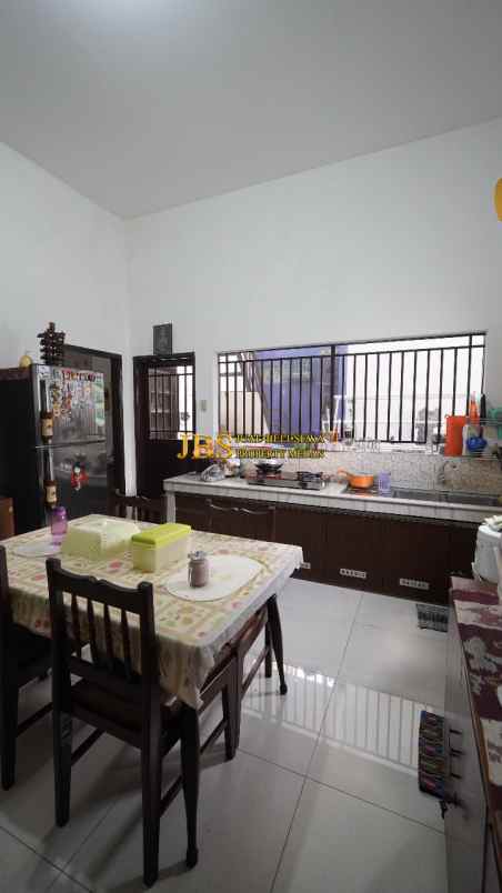 dijual villa jalan damar ii dekat jl