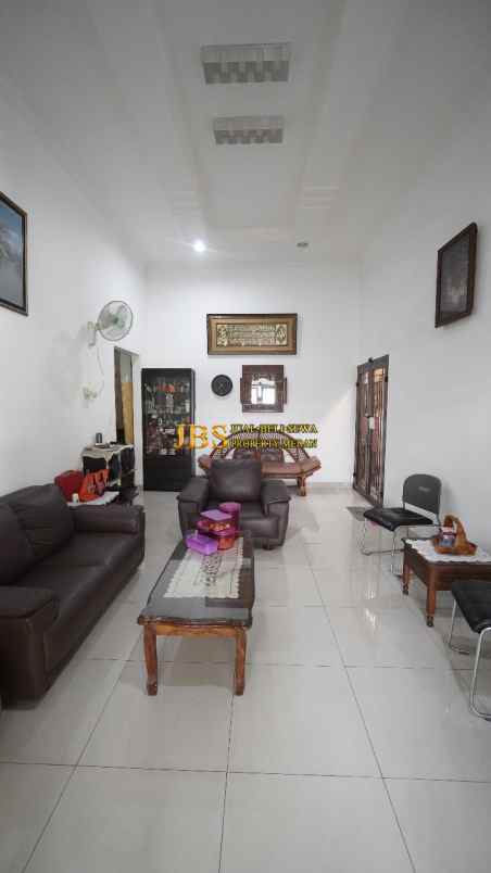 dijual villa jalan damar ii dekat jl