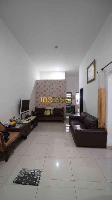 dijual villa jalan damar ii dekat jl