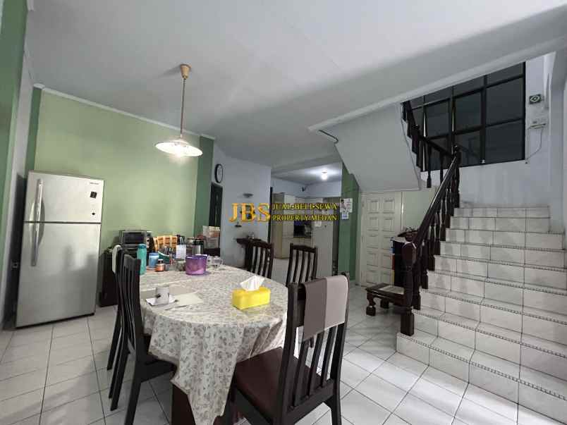 dijual villa komplek taman polonia