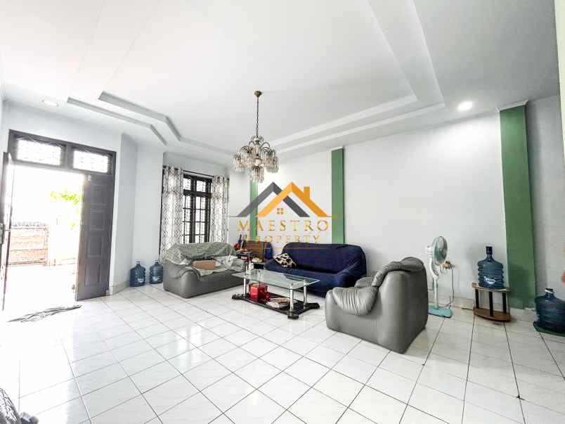 dijual villa komplek taman polonia