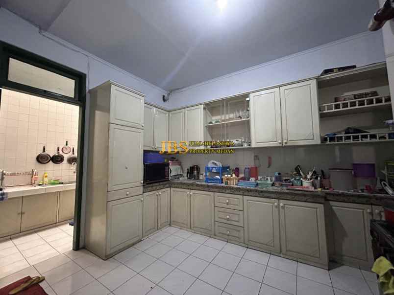 dijual villa komplek taman polonia