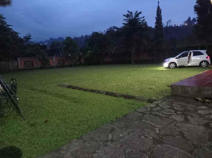 dijual villa mega mendung