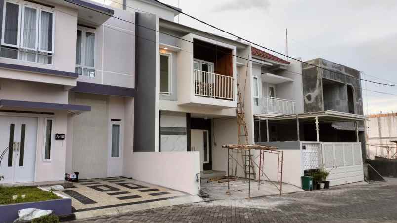 dijual villa perumahan green tombro