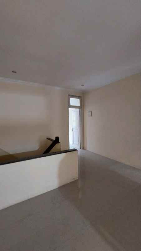 disewakan rumah pantai mentari