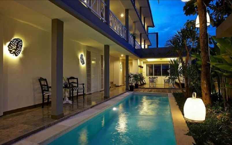 hotel 3 lantai di seminyak bali