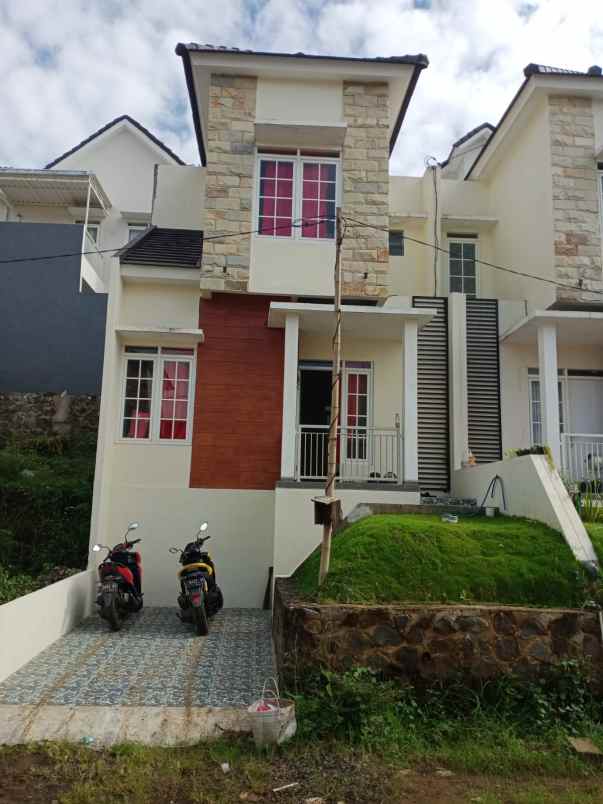 ready rumah 2 lantai siap huni di dau malang