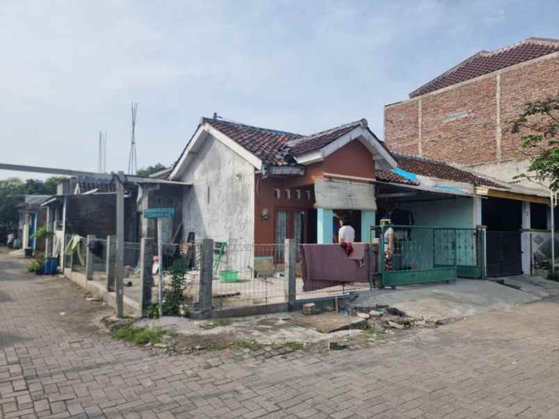 rumah 1 lantai dengan posisi pojokan di semarang