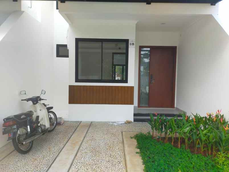 rumah 2 lantai balcony dengan rooftop di ciputat