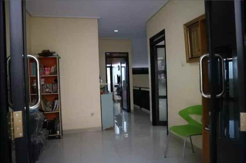 rumah 2 lantai dalam perumahan gallery residence