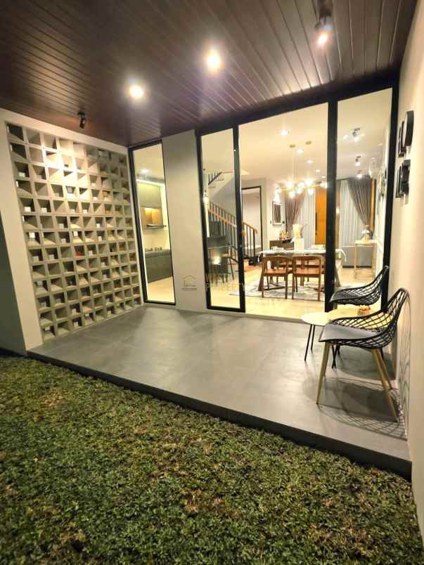 rumah 2 lantai full furnished dekat maguwoharjo sleman