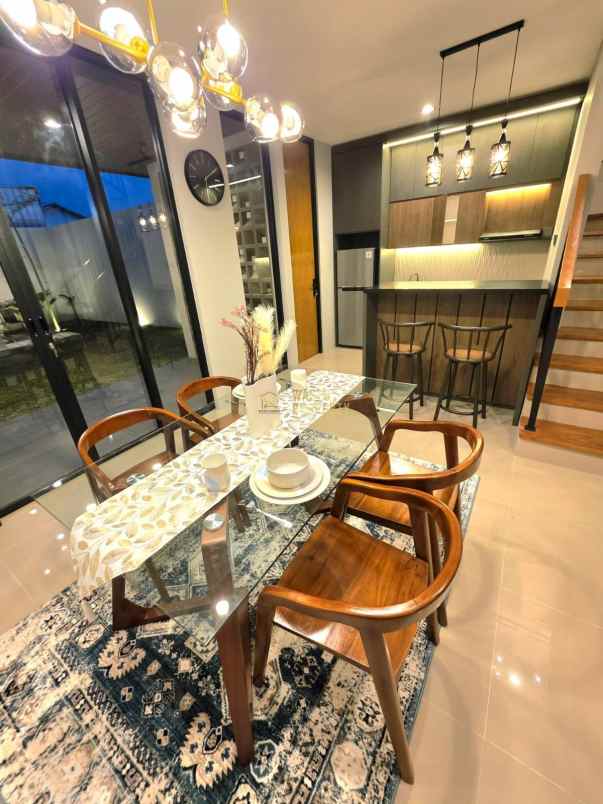 rumah 2 lantai full furnished dekat maguwoharjo sleman