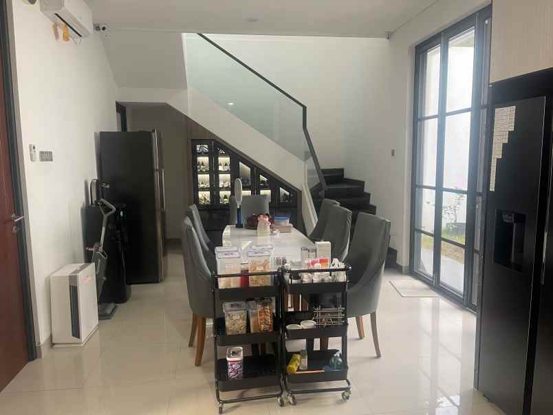 rumah 2 lantai full furnished di tenggilis mejoyo