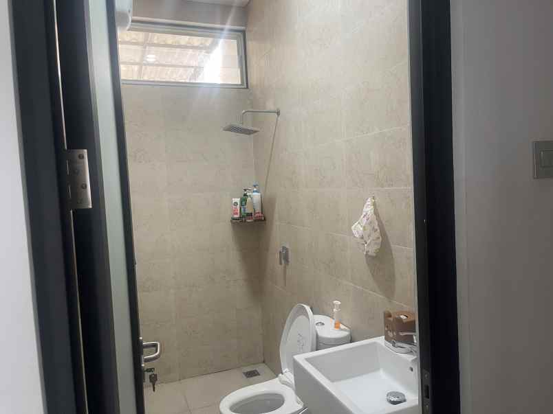 rumah 2 lantai full furnished di tenggilis mejoyo