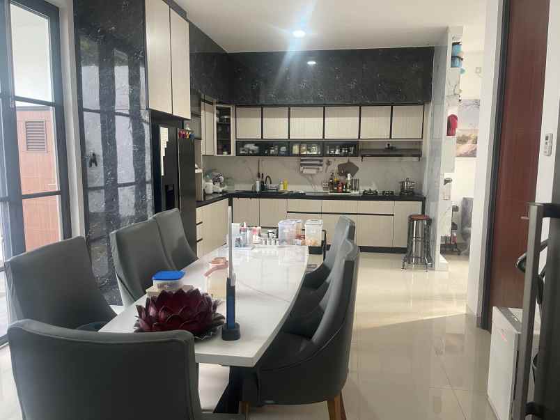 rumah 2 lantai full furnished di tenggilis mejoyo