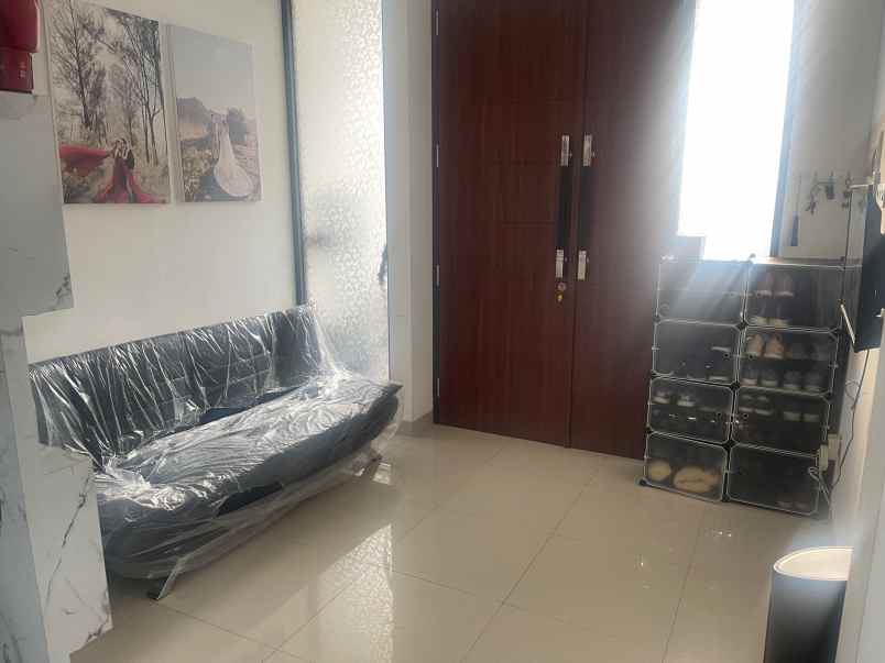 rumah 2 lantai full furnished di tenggilis mejoyo