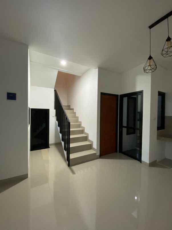 rumah 2 lantai harga 500 jutaan dekat gdc depok