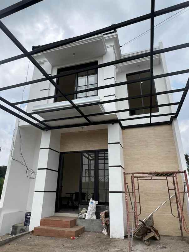 rumah 2 lantai konsep villa di karangploso