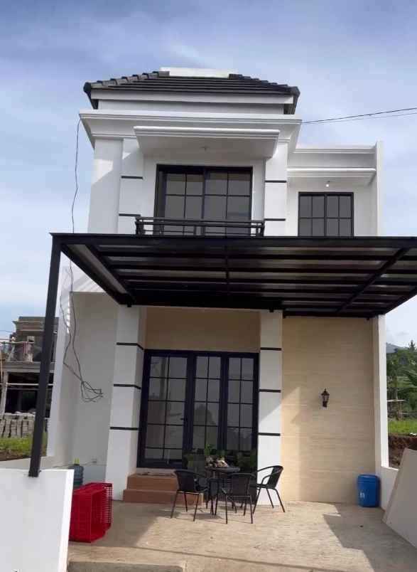 rumah 2 lantai konsep villa di karangploso