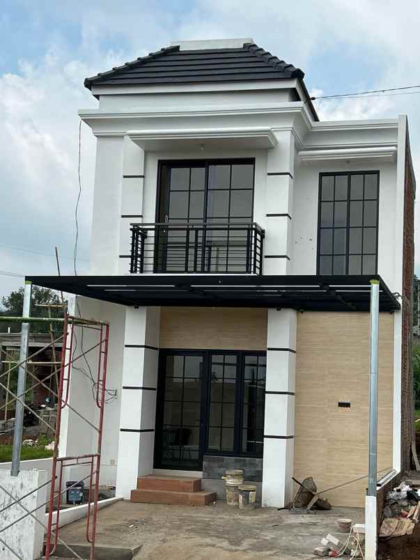 rumah 2 lantai konsep villa di karangploso