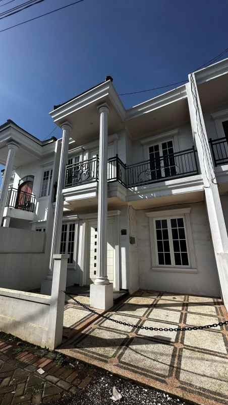 rumah 2 lantai lokasi di kepanjen malang