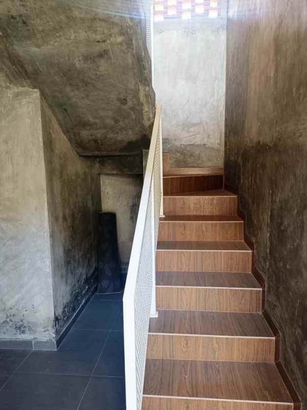 rumah 2 lantai posisi hook di kadirojo kalasan sleman