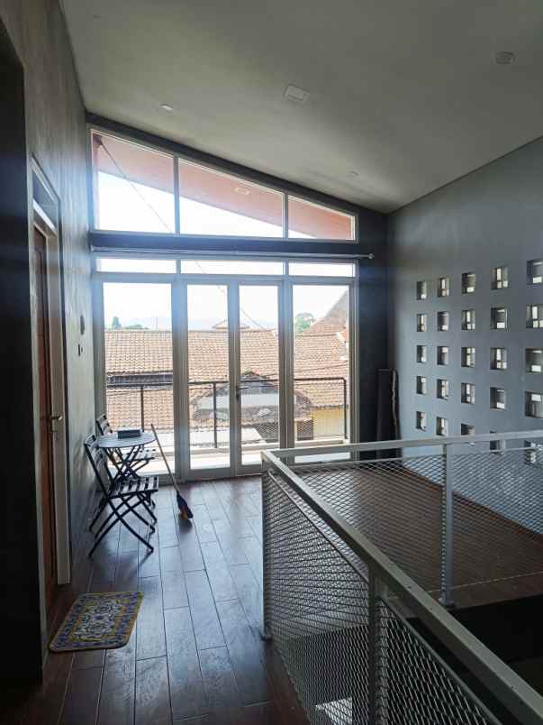 rumah 2 lantai posisi hook di kadirojo kalasan sleman