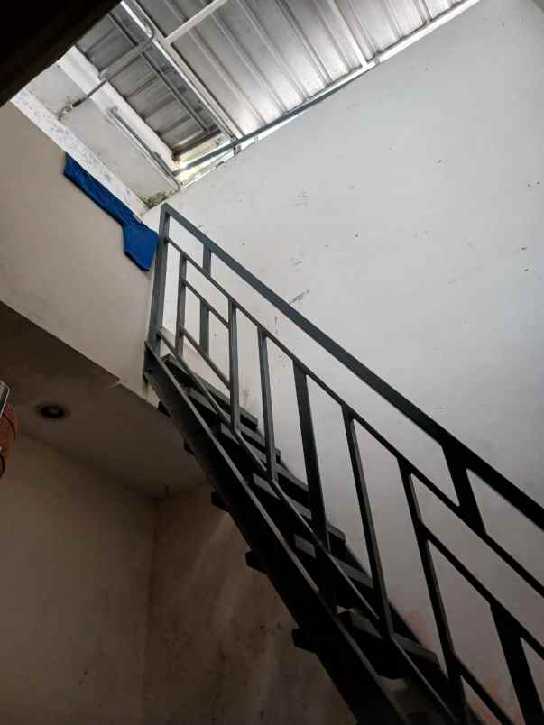 rumah 2 lantai siap huni jl karang asem surabaya timur