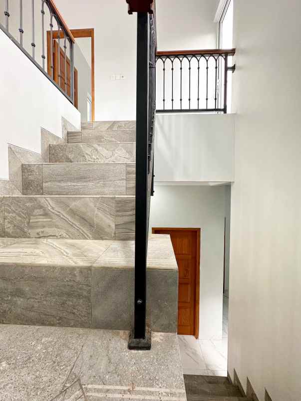 rumah 2 lantai siaphuni di limo depok dekat tol krukut