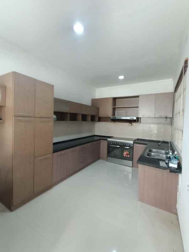 rumah bagus siap huni dengan private swimming pool