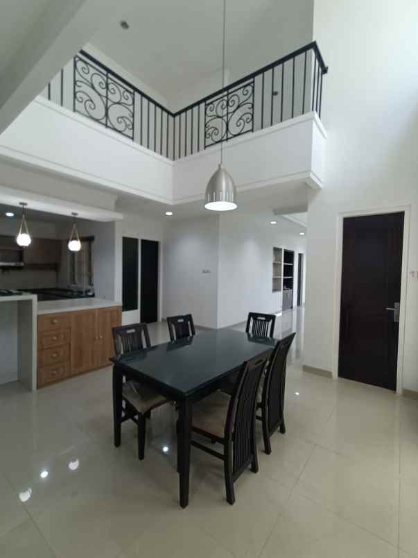 rumah bagus siap huni dengan private swimming pool