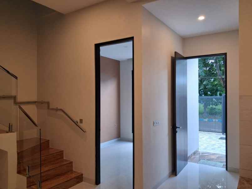 rumah baru modern 2 lantai manyar jaya