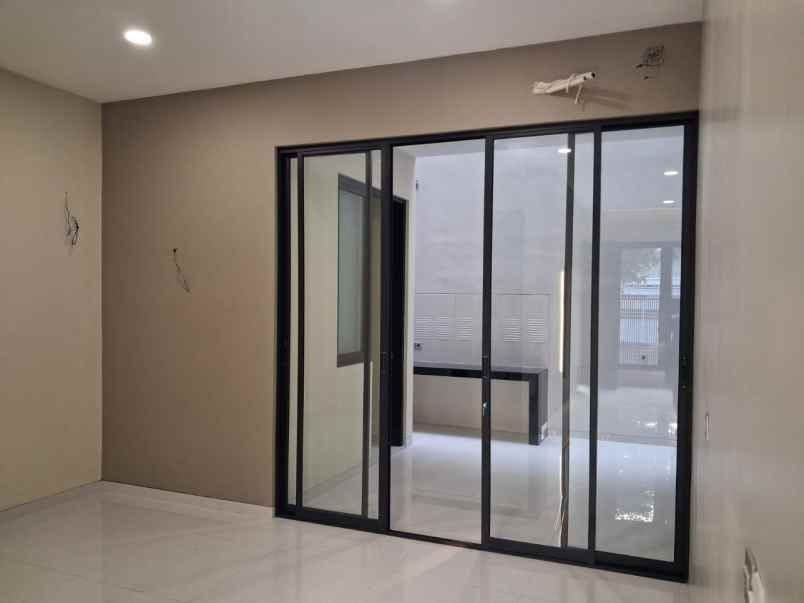 rumah baru modern 2 lantai manyar jaya strategis