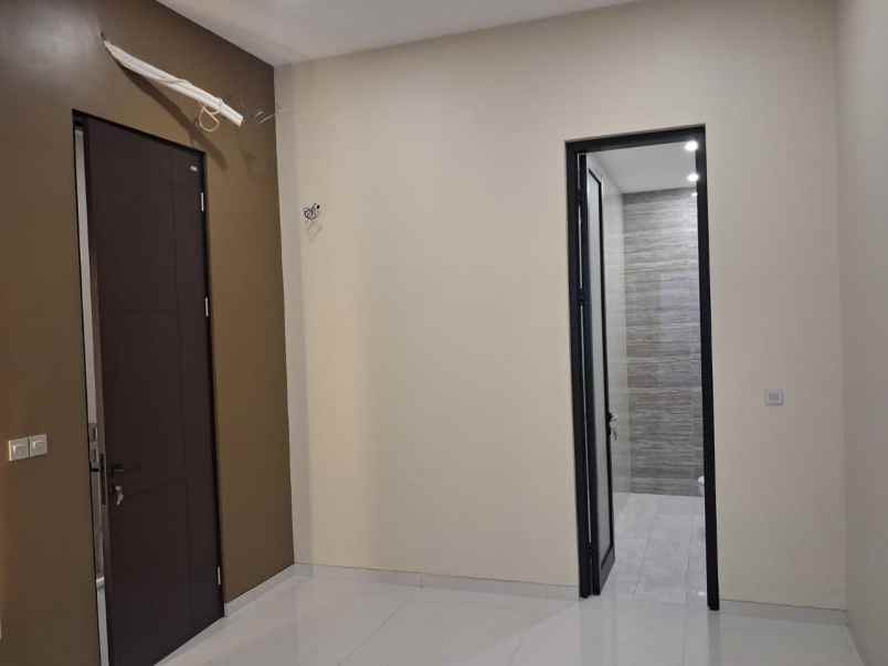 rumah baru modern 2 lantai manyar jaya strategis